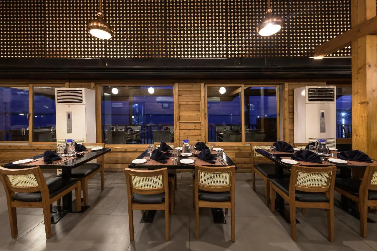 Semesteranläggning (resort) Club Mahindra Ashtamudi Hotell Nīndakara