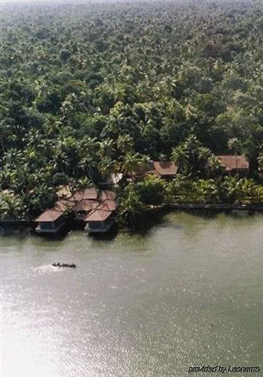 Semesteranläggning (resort) Club Mahindra Ashtamudi Hotell Nīndakara